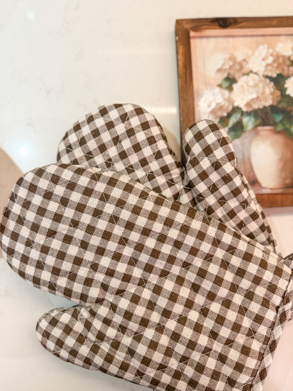 Oven mitts and pads