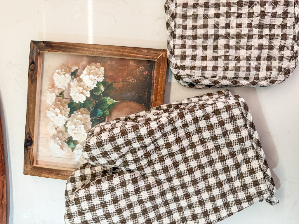 Oven mitts and pads