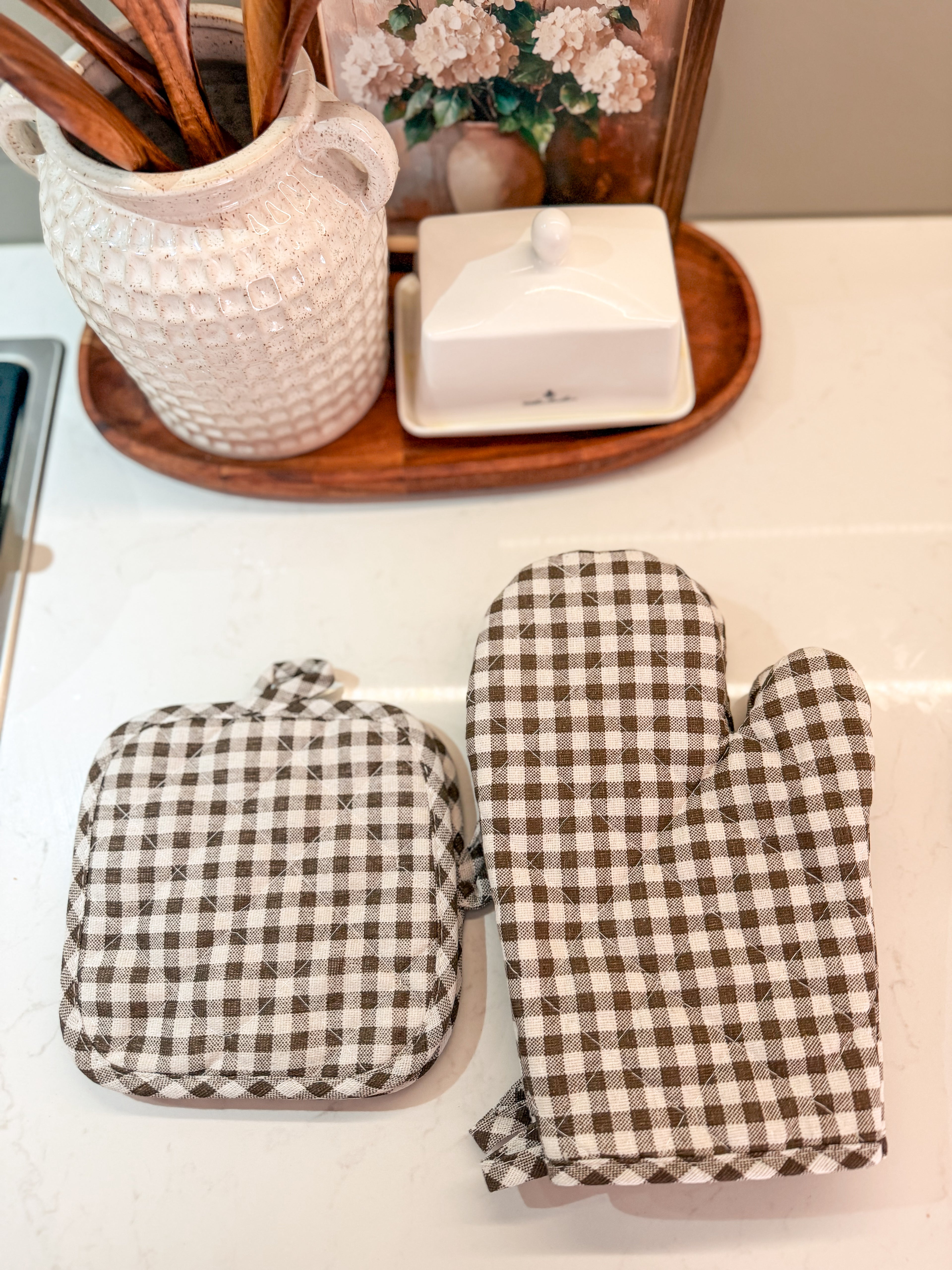 Oven mitts and pads